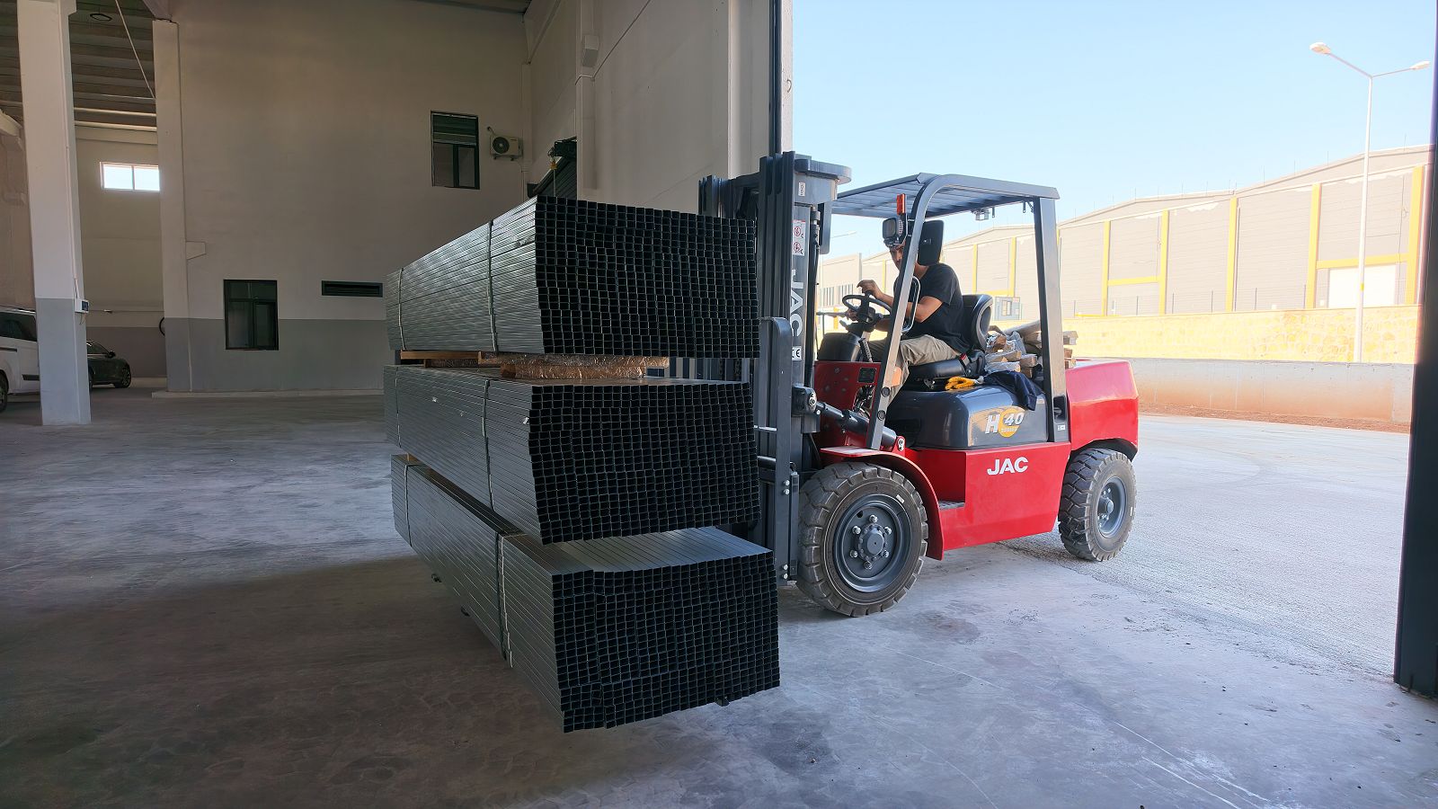 Riyas Metal – Forklift ile profil paketlerinin taşınması