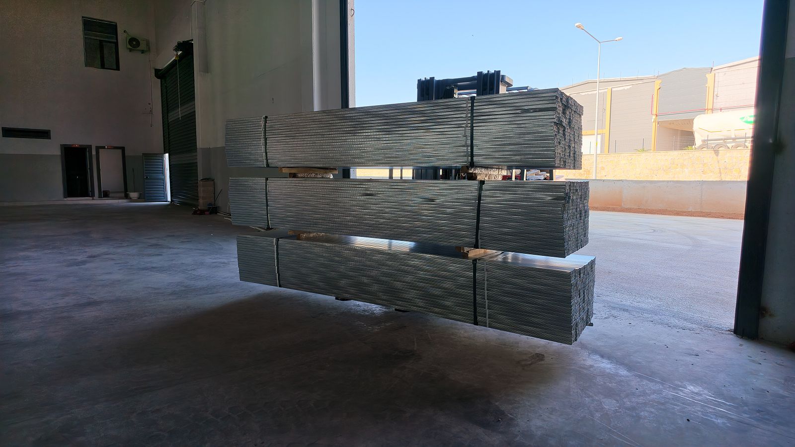 Riyas Metal – Galvaniz profil stok alanı